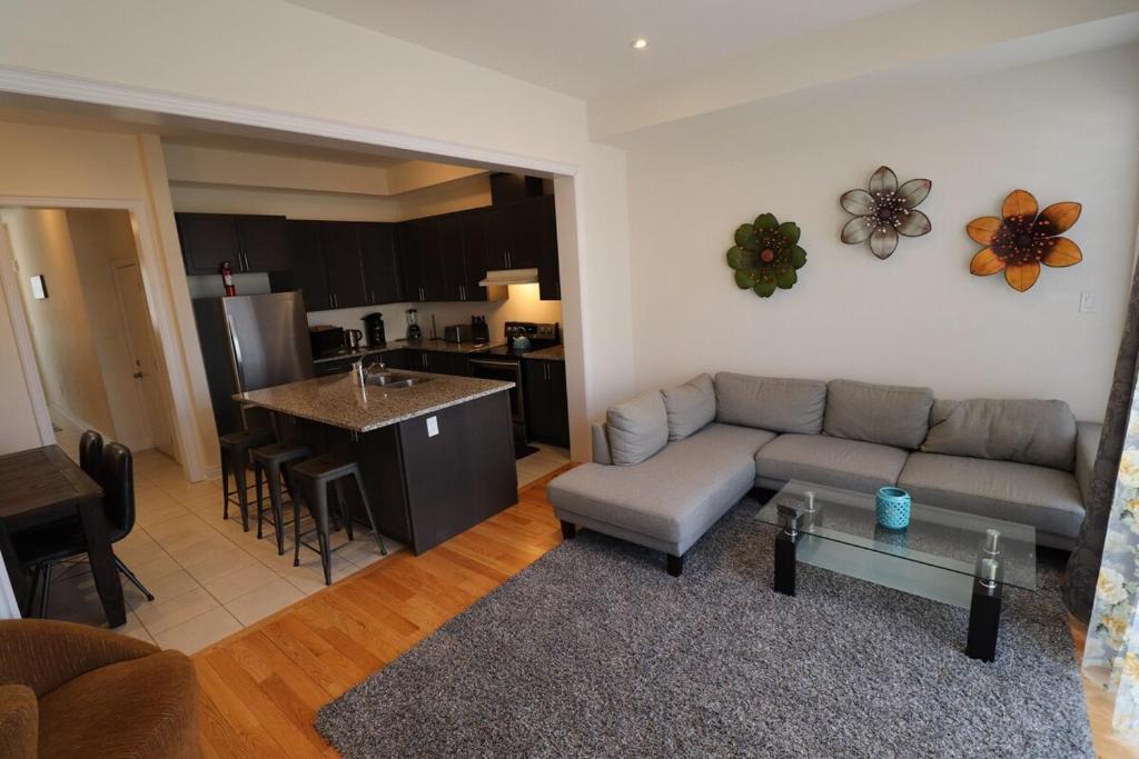 View of Luxury 4br Ensuite Oasis Modern Comfort & Style, Richmond Hill (updated ...