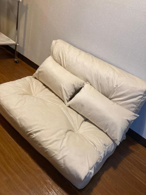 a white bean bag couch sitting on the floor at 美ハウス in Tokyo