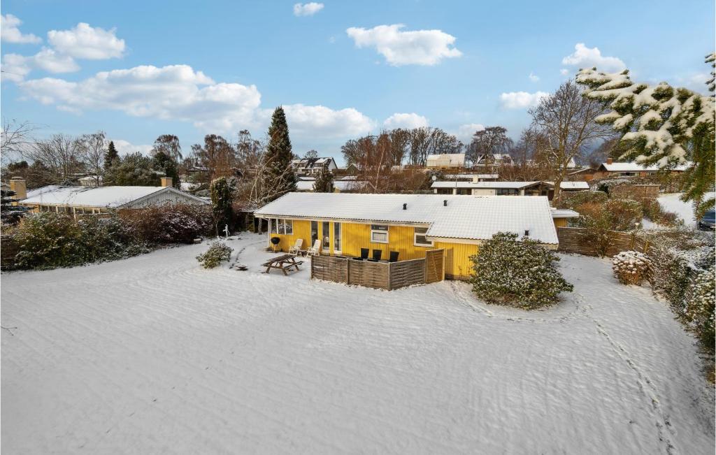 een geel huis met een sneeuwbedekte tuin bij 3 Bedroom Awesome Home In Gilleleje in Gilleleje