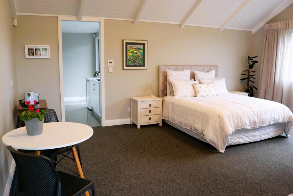 - une chambre avec un lit et une table dans l'établissement St Kilda Studio, à Cambridge