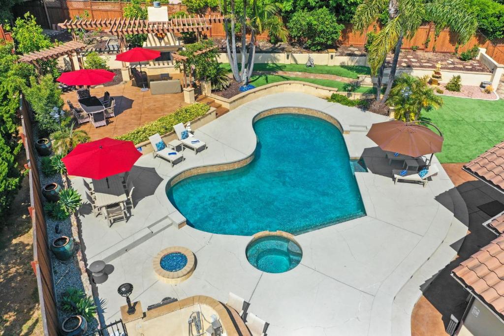einen Blick über einen Pool mit Sonnenschirmen in der Unterkunft La Jolla Luxury Estate - Massive Yard, Pool-Spa, Fast WiFi & Outdoor Fireplace in San Diego