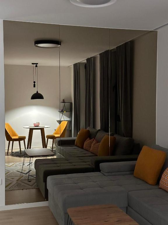 een woonkamer met een bank en een tafel bij Bjelasnica studio apartment in Bjelašnica