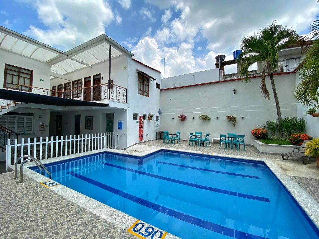 una piscina en el patio de una casa en Hotel San Julian, en Buga
