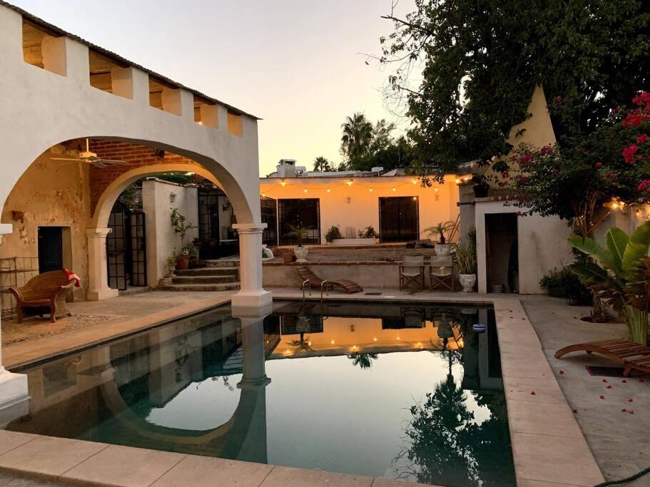 una casa con piscina en un patio en Casa de Flaco, en Álamos