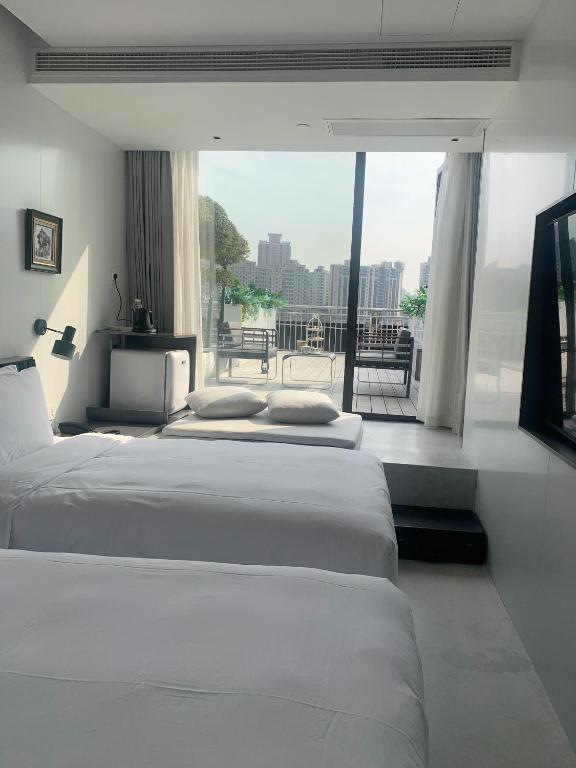 Postel nebo postele na pokoji v ubytování Shanghai Autoongo Bund Hotel