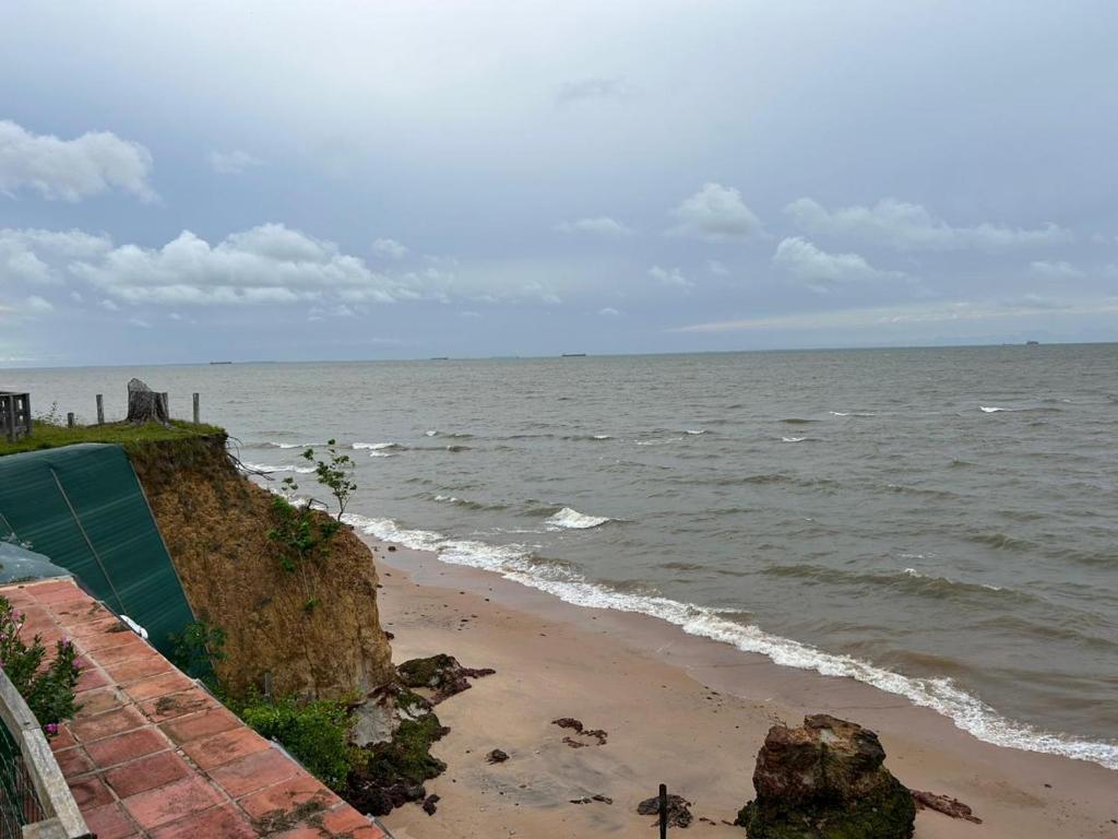 - Vistas al océano y a una playa de arena en Pousada completa em Mosqueiro, en Belém