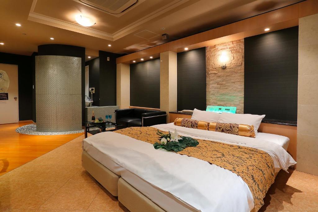 ein Schlafzimmer mit einem großen Bett in einem Zimmer in der Unterkunft Hotel AXIS -アクシス- in Osaka