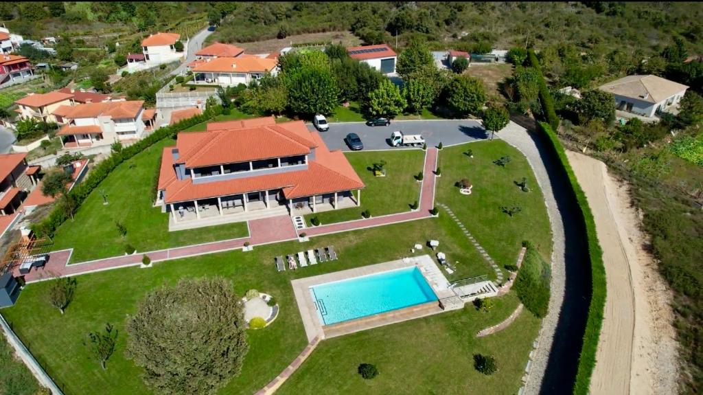 een luchtzicht op een huis met een zwembad bij Alojamento da Ladeira in Santa Marinha do Zêzere