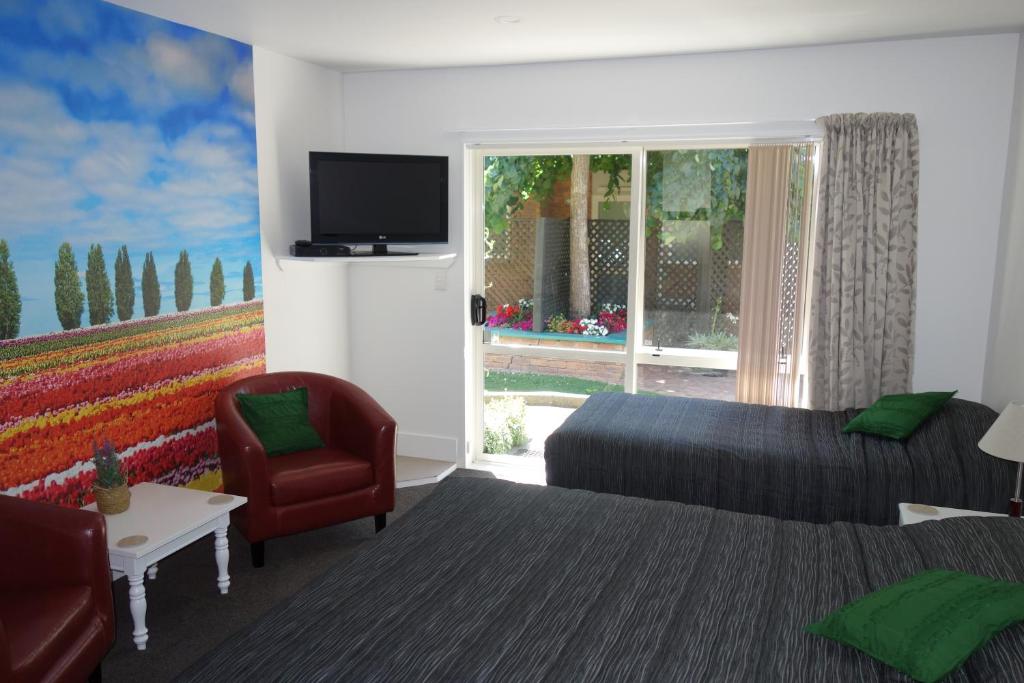 TV a/nebo společenská místnost v ubytování Northwood Motor Lodge