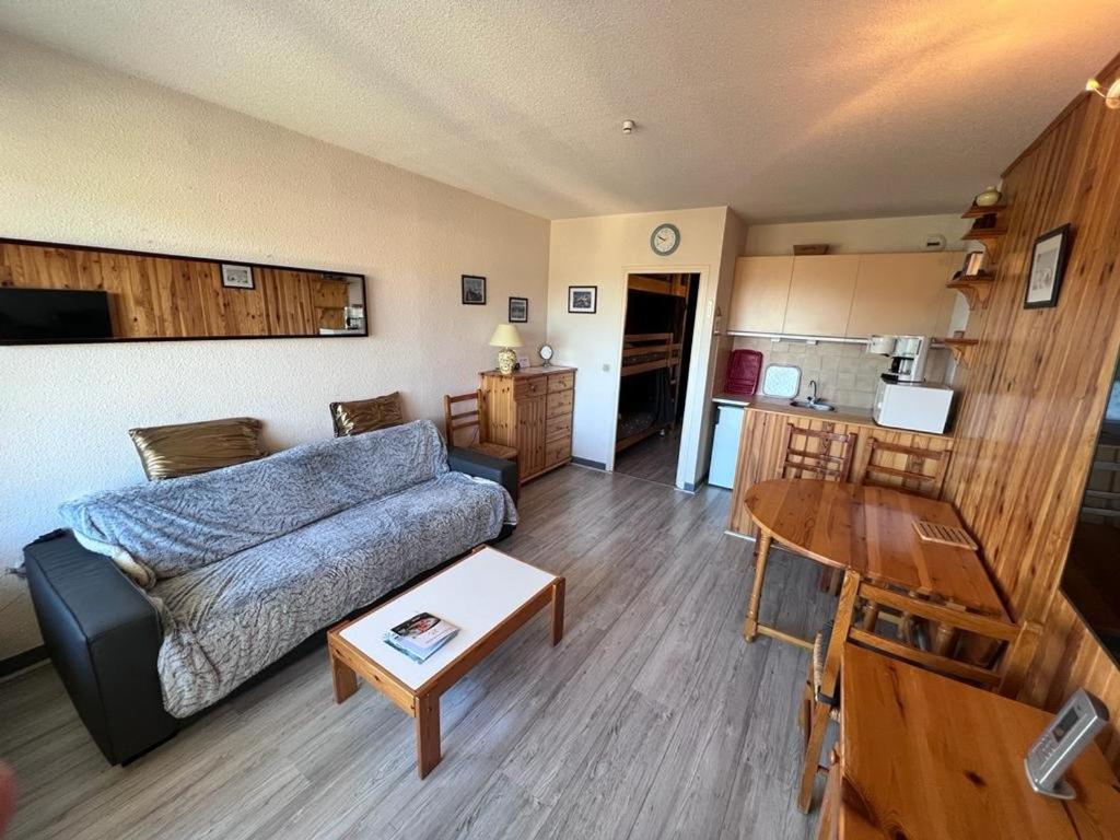 un salon avec un canapé et une table dans l'établissement Studio cabine avec balcon, ascenseur et coin repas - FR-1-593-99, aux Angles