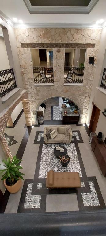 - un salon avec un canapé et un mur en pierre dans l'établissement Hotel La Cazona Boutique, à La Barca
