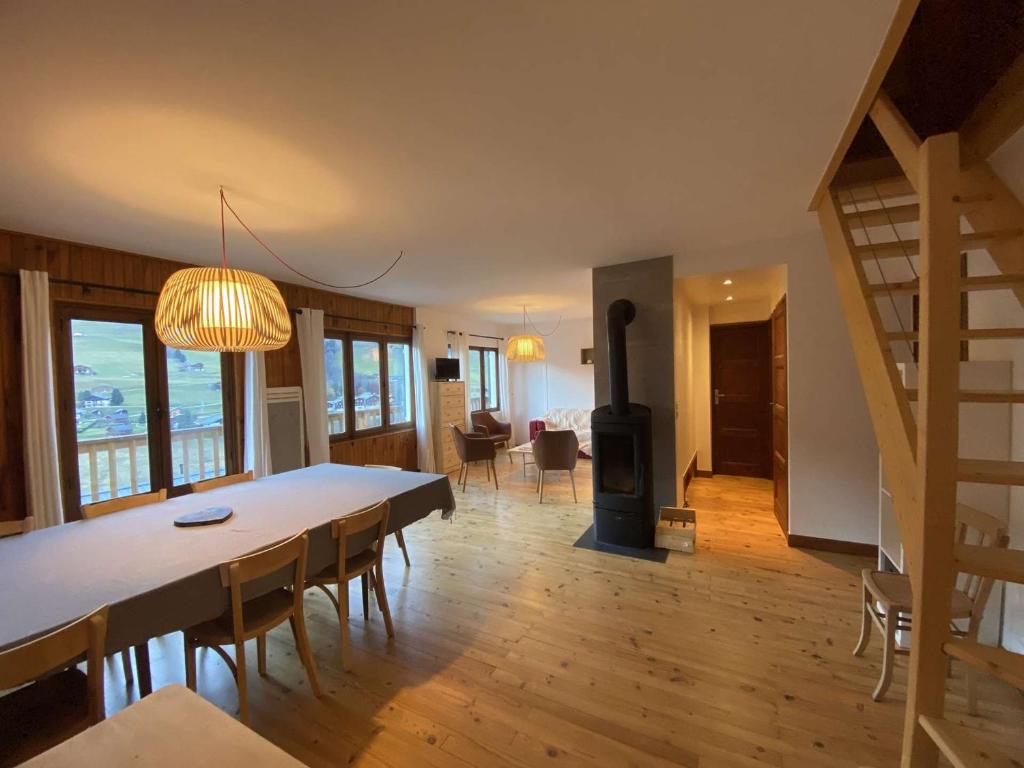 Chalet familial spacieux et lumineux à 5 min du centre, avec balcon, Wi-Fi, proche des pistes - FR-1-342-312
