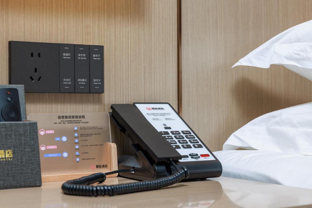 Postel nebo postele na pokoji v ubytování Guangzhou Yachen Hotel