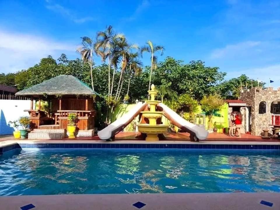 una piscina en un complejo con un tobogán de agua en 3B Cozy home, en Mauban