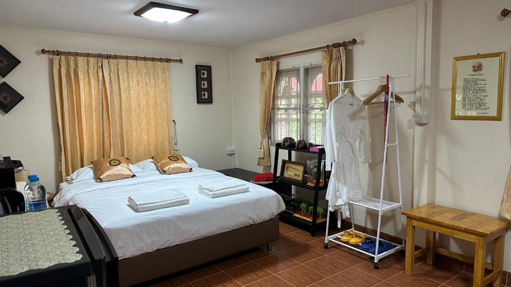 Postel nebo postele na pokoji v ubytování Narai - Homestay in Thapthan (B)