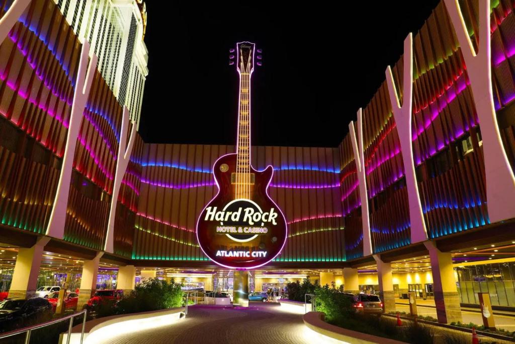 un bâtiment avec un panneau de guitare devant lui dans l'établissement Nice Unit at The Hard Rock Cafe Casino Atlantic City, à Atlantic City
