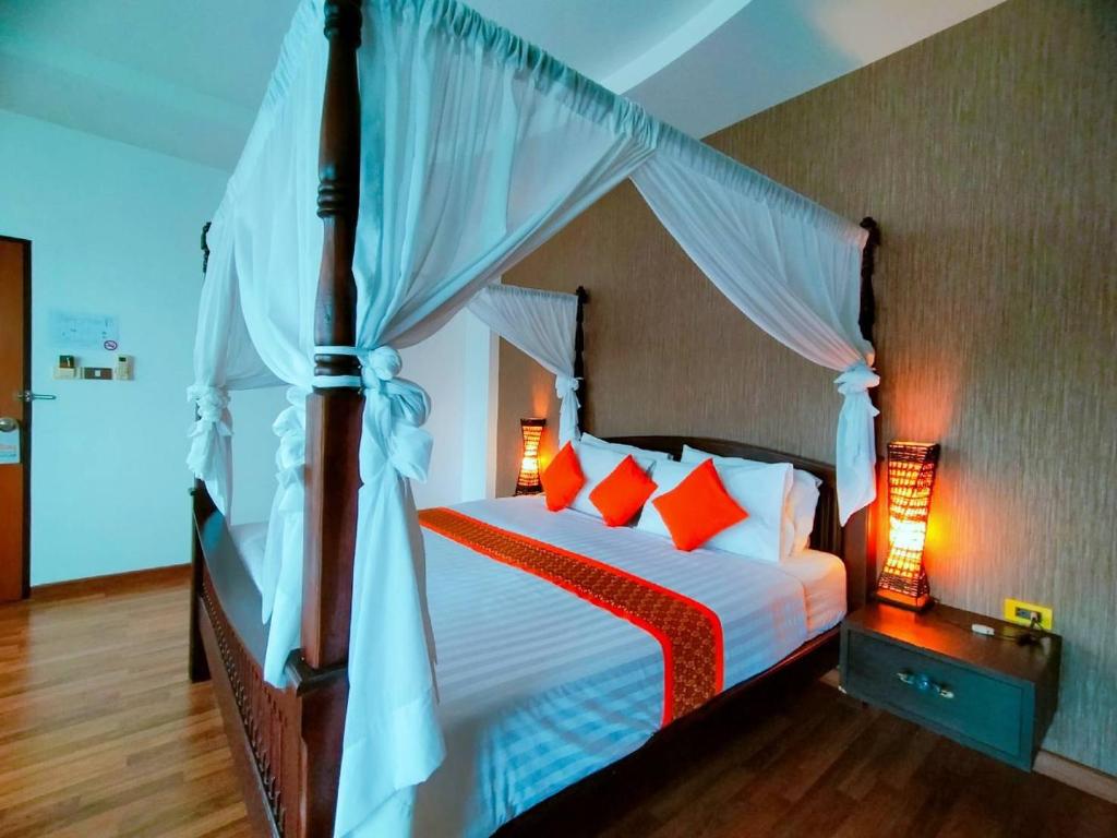 Postel nebo postele na pokoji v ubytování Jingjit Hotel