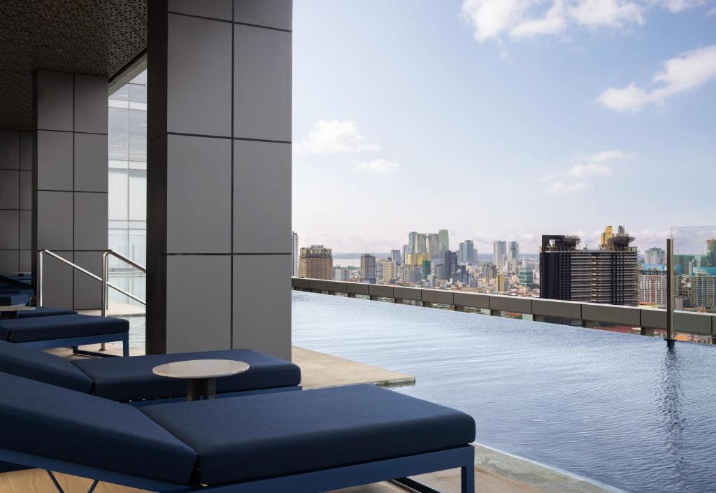 Bazén v ubytování Fairfield by Marriott Phnom Penh nebo v jeho okolí
