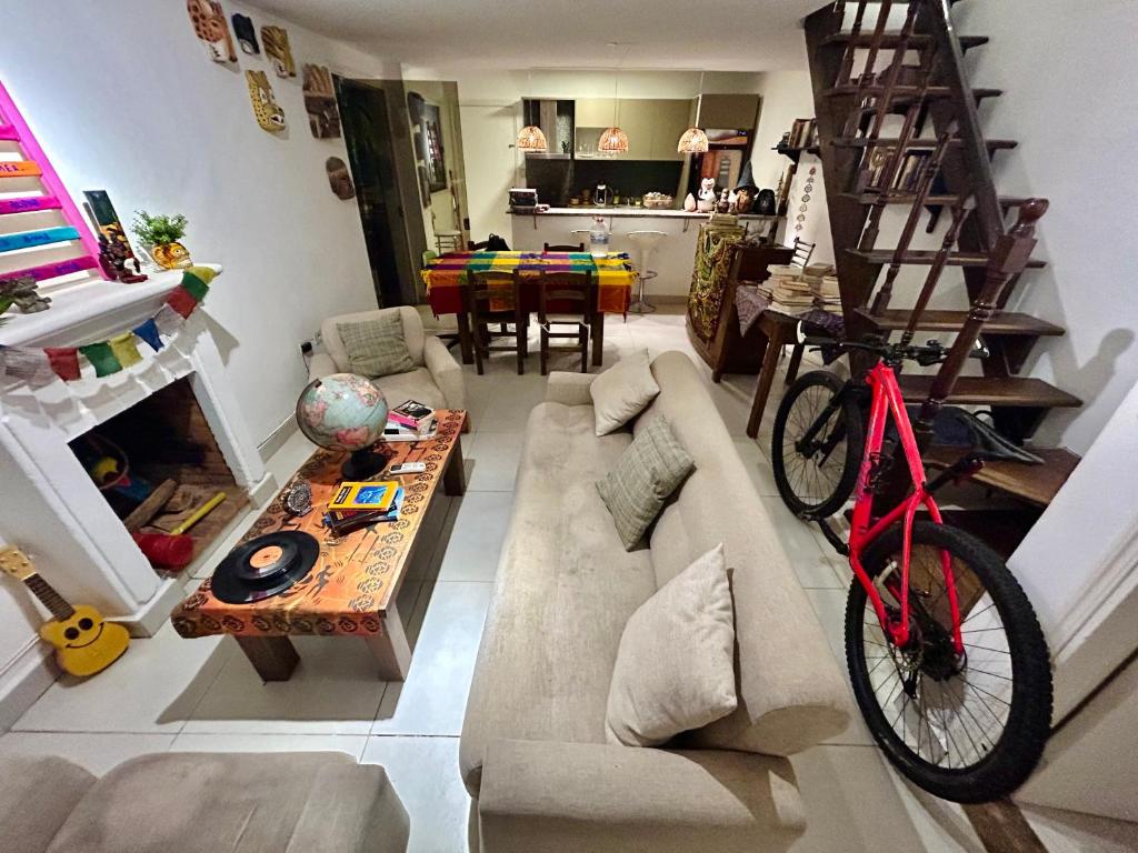 salon z rowerem zaparkowanym na kanapie w obiekcie Hostalito Las Mercedes w mieście Asunción