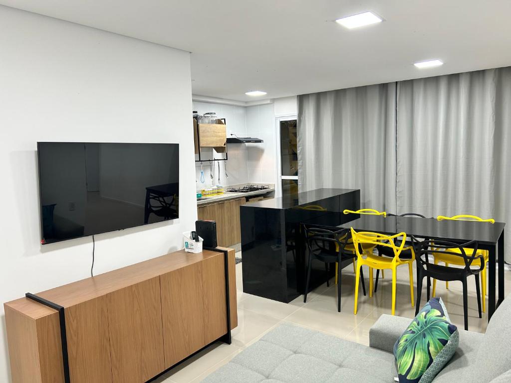 TV in/ali zabaviščno središče v nastanitvi Apartamento perfeito em bairro nobre por insta @thiagojacomo
