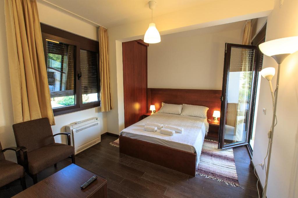 Apartments Kuce Lekovica Beach & snack bar- Bistro - 1