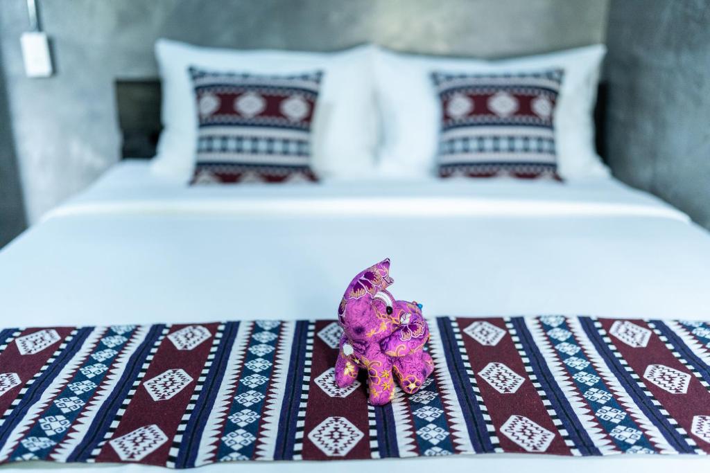 Postel nebo postele na pokoji v ubytování Siam Lanta Resort - SHA Extra Plus