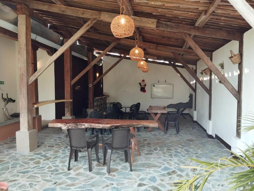 基姆巴亞的住宿－Encanto cafetero quimbaya，用餐室配有大型木桌和椅子