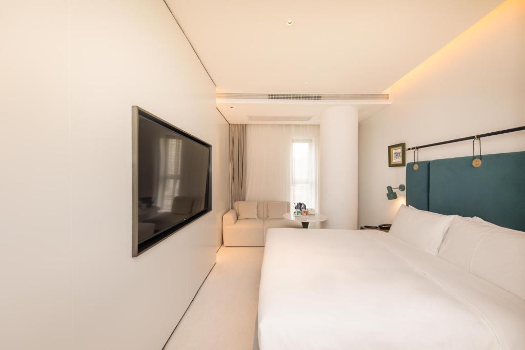 Postel nebo postele na pokoji v ubytování Shanghai Autoongo Bund Hotel