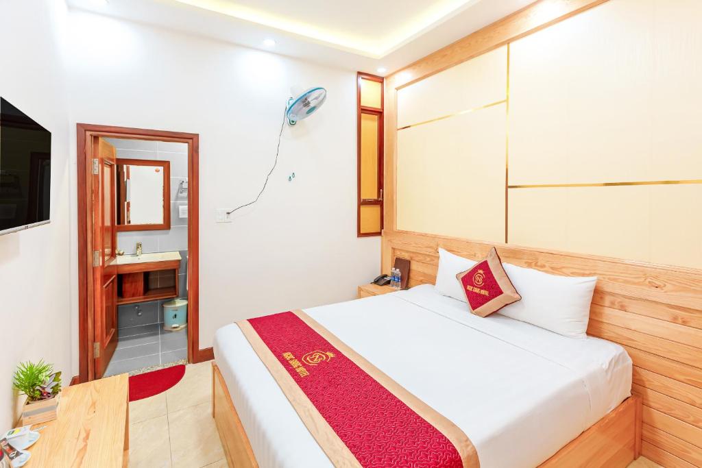 Postel nebo postele na pokoji v ubytování Ngọc Sang 1 Hotel