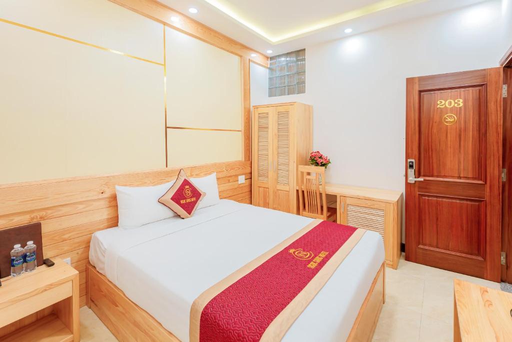 Postel nebo postele na pokoji v ubytování Ngọc Sang 1 Hotel