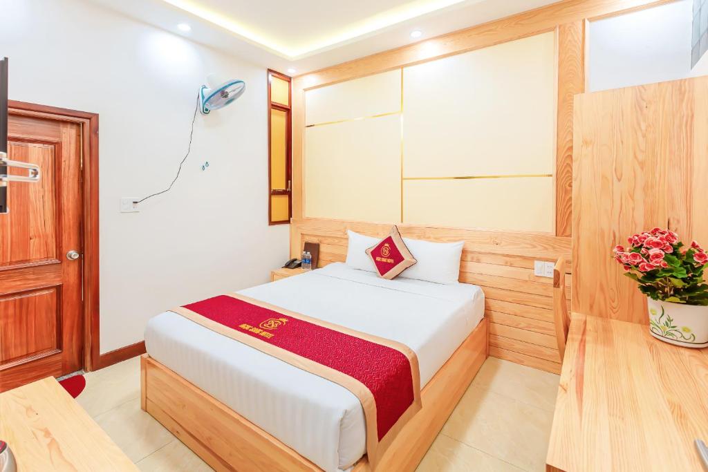 Postel nebo postele na pokoji v ubytování Ngọc Sang 1 Hotel