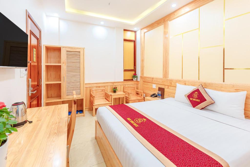 Postel nebo postele na pokoji v ubytování Ngọc Sang 1 Hotel