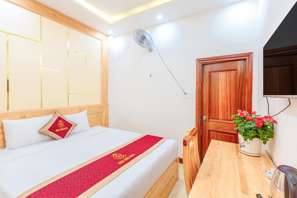 Postel nebo postele na pokoji v ubytování Ngọc Sang 1 Hotel