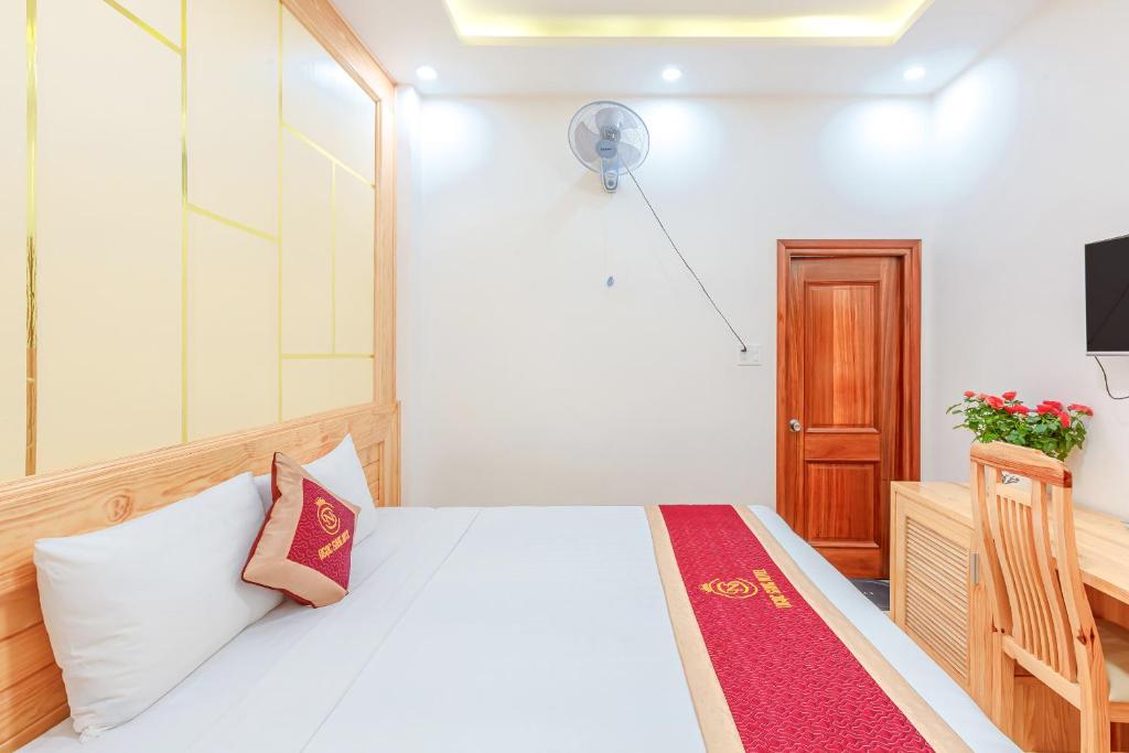 Postel nebo postele na pokoji v ubytování Ngọc Sang 1 Hotel