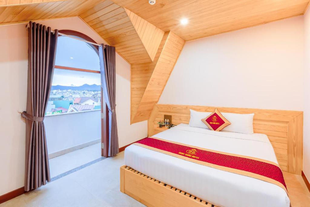 Postel nebo postele na pokoji v ubytování Ngọc Sang 1 Hotel