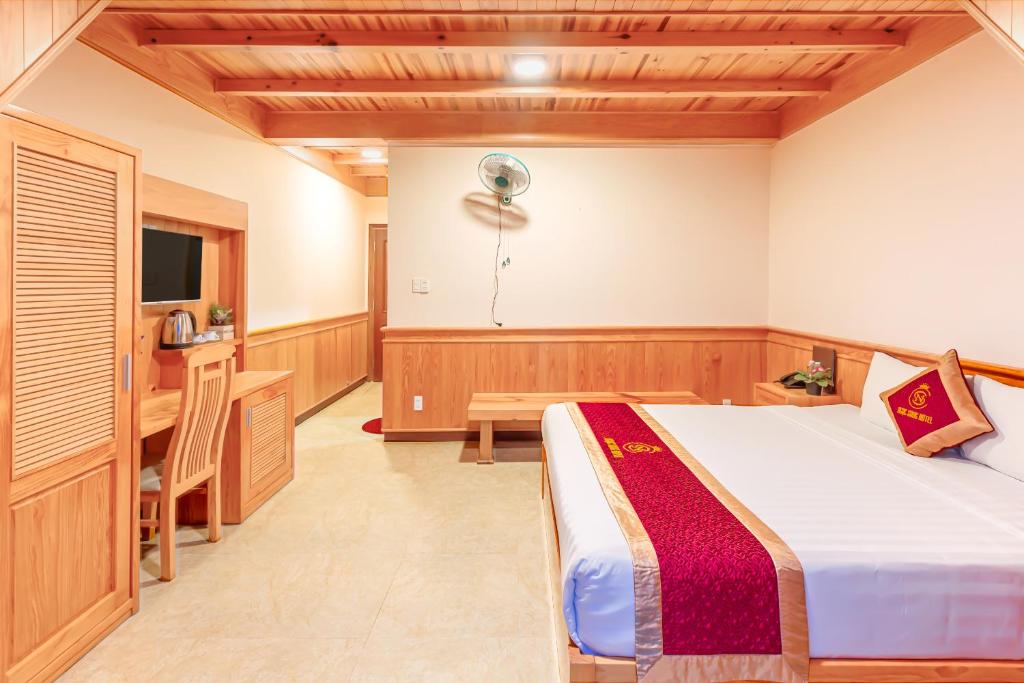 Postel nebo postele na pokoji v ubytování Ngọc Sang 1 Hotel