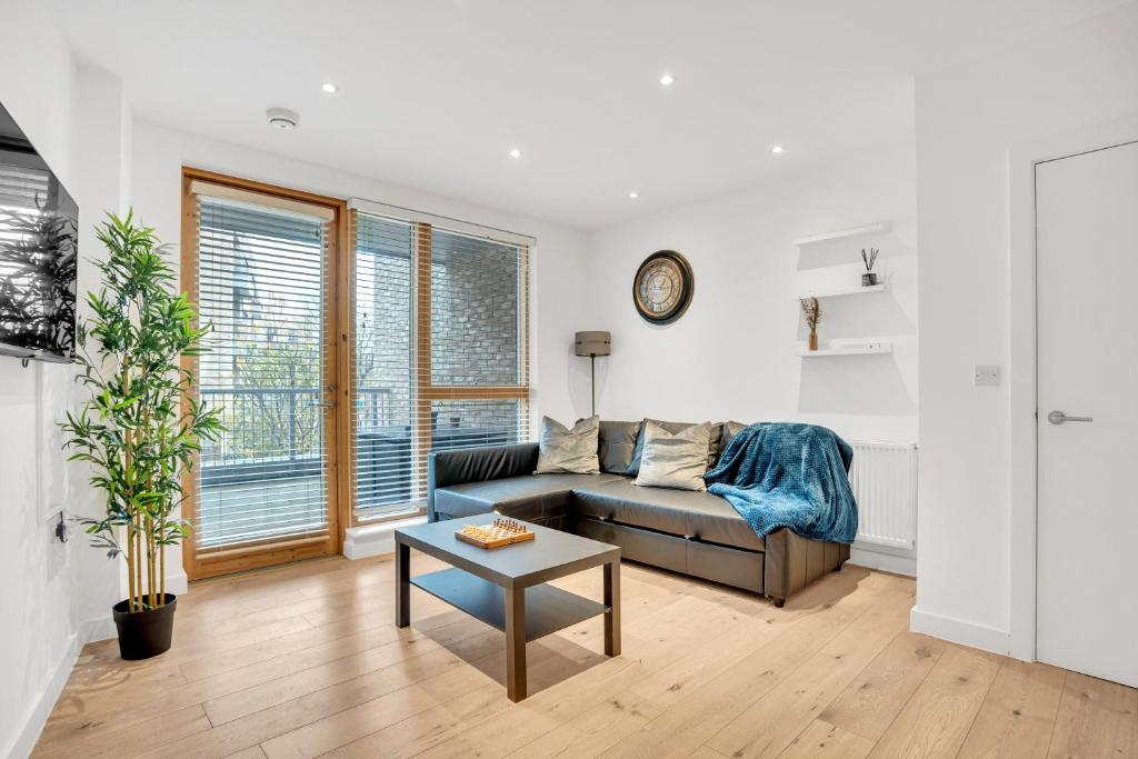 un soggiorno con divano e tavolo di Spacious 2 bedroom apartment with balcony a Londra