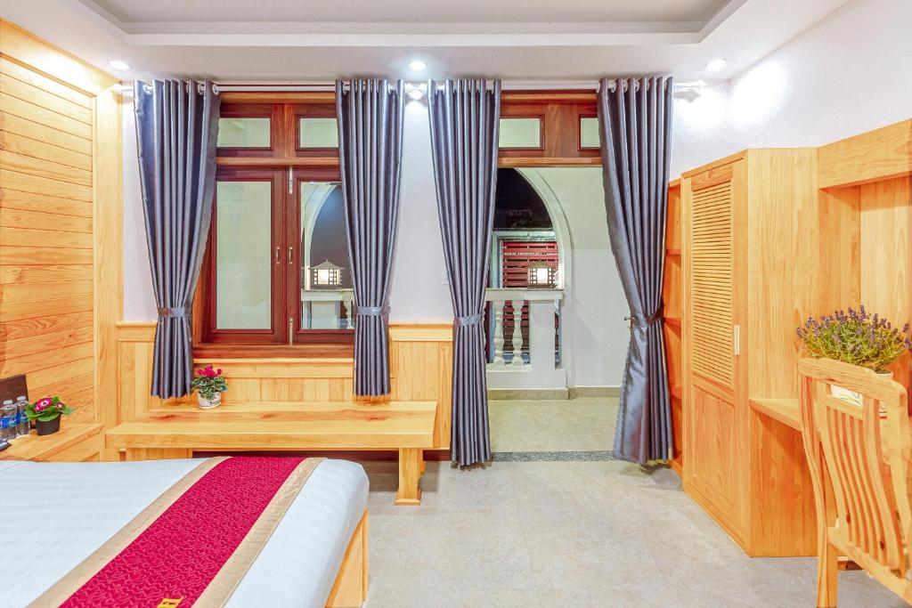 Postel nebo postele na pokoji v ubytování Ngọc Sang 1 Hotel