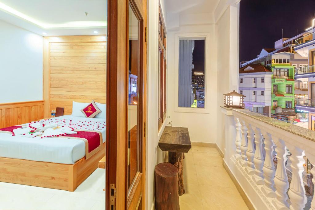 Postel nebo postele na pokoji v ubytování Ngọc Sang 1 Hotel