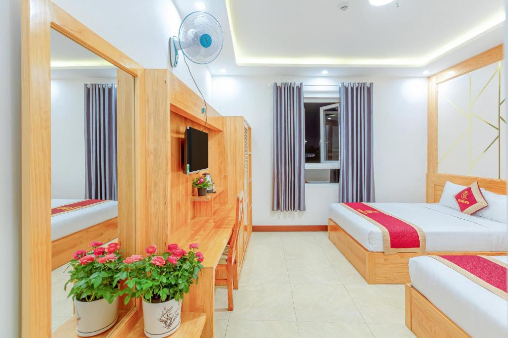 Postel nebo postele na pokoji v ubytování Ngọc Sang 1 Hotel