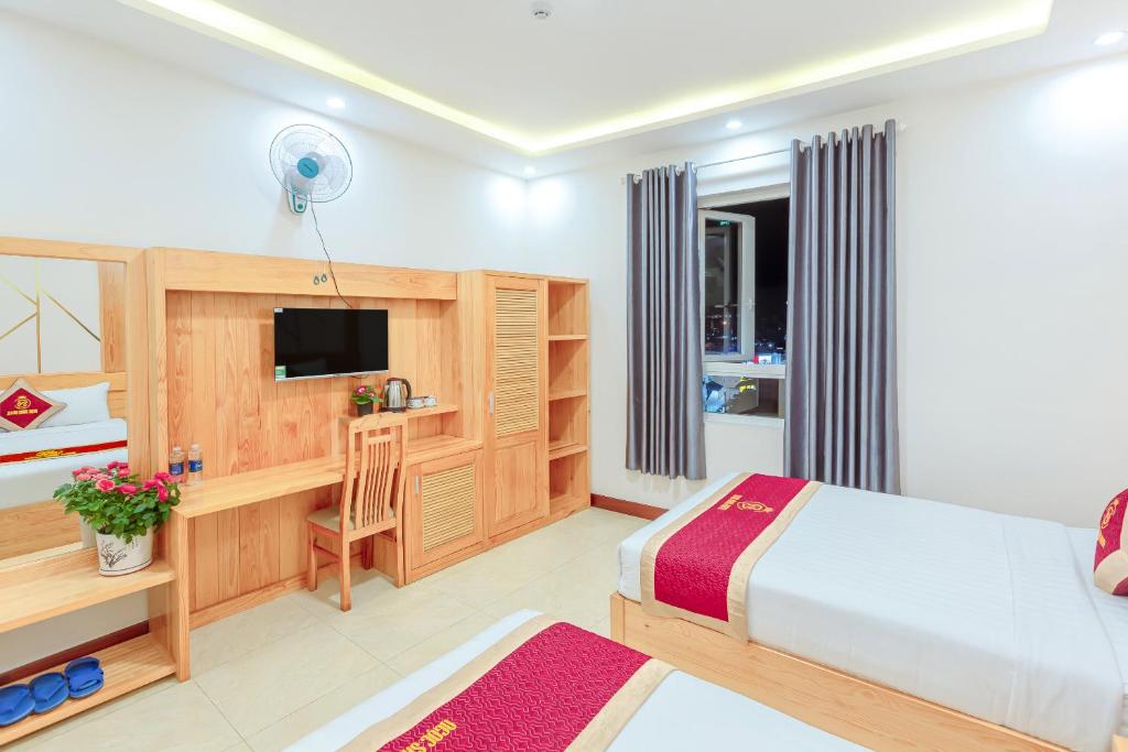 Postel nebo postele na pokoji v ubytování Ngọc Sang 1 Hotel