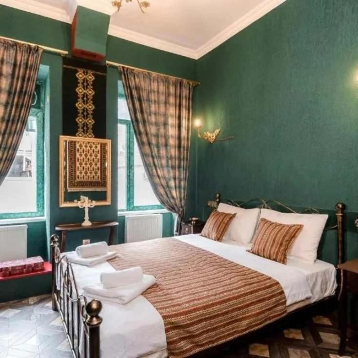 Postel nebo postele na pokoji v ubytování Vorontsoff Inn Boutique Hotel