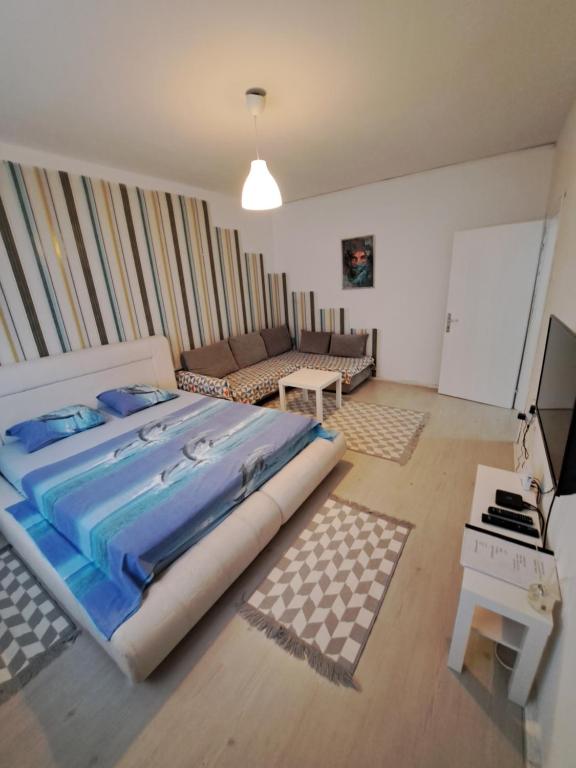 1 dormitorio con 1 cama grande y 1 sofá en Apartment Gajic, en Belgrado