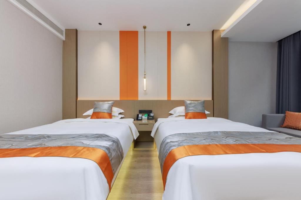 Postel nebo postele na pokoji v ubytování Guangzhou Yachen Hotel