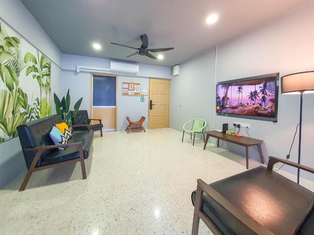 uma sala de estar com um sofá e uma televisão de ecrã plano em Stay429 at Bukit Bintang by Shine Stay em Kuala Lumpur