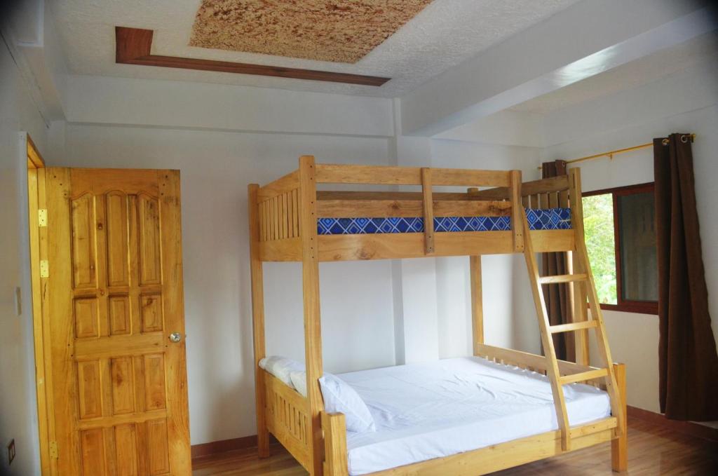 Двухъярусная кровать или двухъярусные кровати в номере Batad Roberto's Abung Inn and Restaurant
