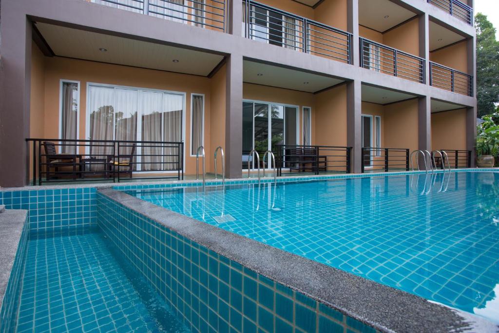 Bazén v ubytování Khaolak Suthawan Resort - SHA Plus nebo v jeho okolí
