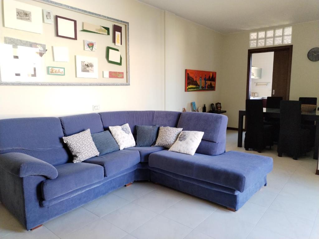 You Welcome Apt في Elmas: أريكة زرقاء موجودة في غرفة المعيشة