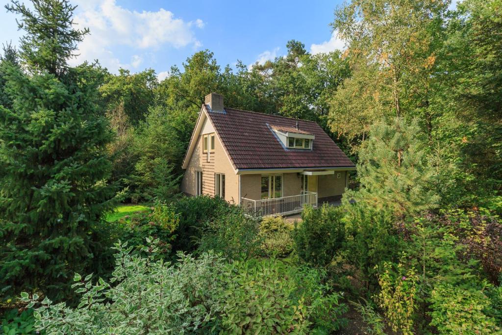 uma pequena casa no meio de uma floresta em Luxe familiewoning Veluwe/Garderen / Rolstoelgeschikt em Garderen