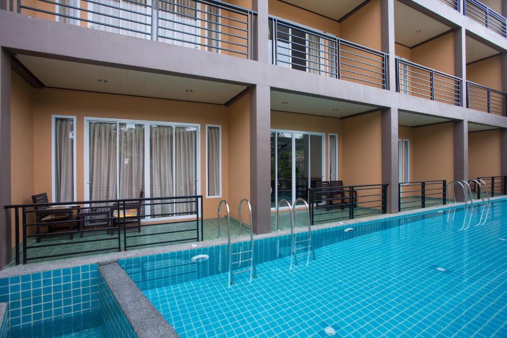 Bazén v ubytování Khaolak Suthawan Resort - SHA Plus nebo v jeho okolí